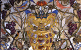 Manifattura granducale (Giovan Battista Sassi e Jacopo Flachsu modello di Jacopo Ligozzi e Bernardino Poccetti)<br>Piano di tavolo con vasi di fiori, uccelli, tralci duva e spighe<br>1603-1610<br>Mosaico di pietre dure<br>Firenze, Galleria Palatina