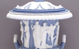 Manifattura delle Porcellane di Sèvres, Vaso ornamentale tipo «Borghese», 1790, jasperware (ceramica diaspro), 56 x 34 cm, Madrid, Palacio Real, Patrimonio Nacional, © Patrimonio Nacional