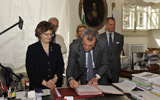 La firma dell'accordo tra Soprintendenza Soprintendenza per il Polo Museale Fiorentino (Cristina Acidini) e la Salvatore Ferragamo spa (Ferruccio Ferragamo).